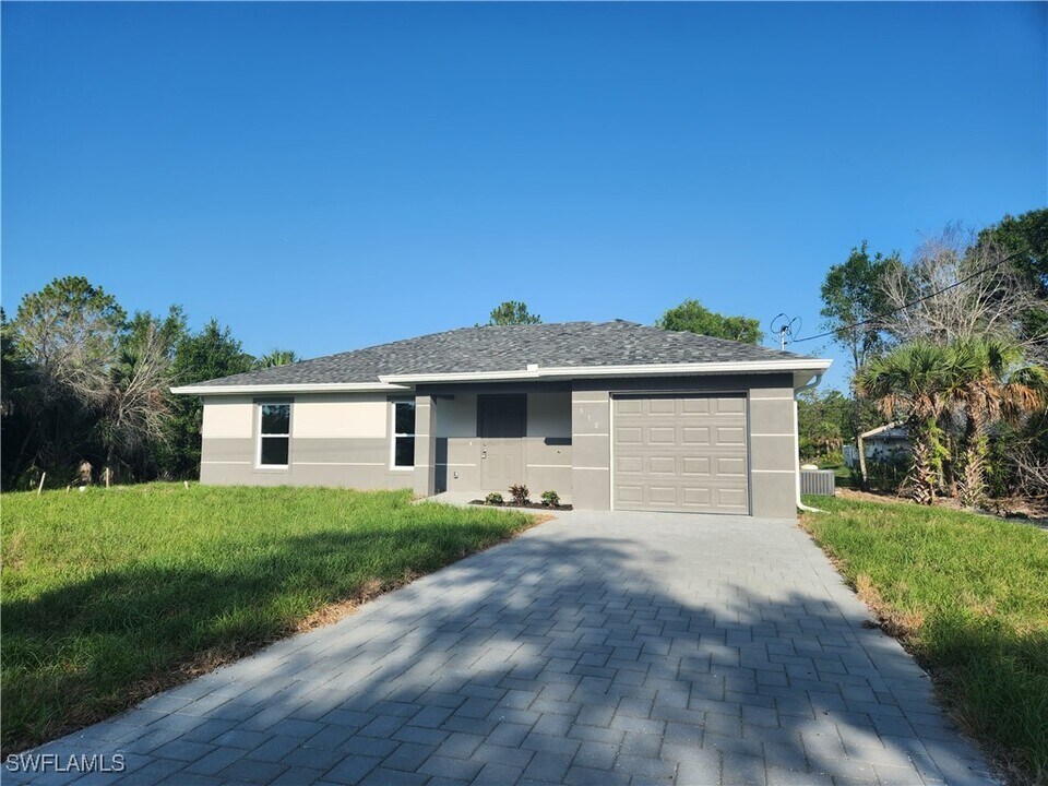 518 Edward Hall Ave S in Lehigh Acres, FL - Building Photo