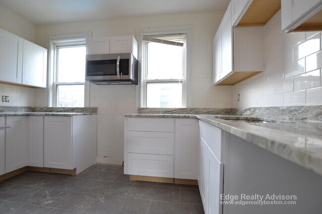 29 Etna St, Unit 1 in Boston, MA - Foto de edificio - Building Photo