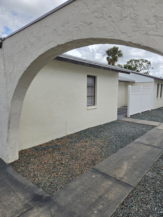 1214 SE 8th St in Cape Coral, FL - Building Photo - Building Photo