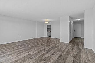 Waterford Tower in Silver Spring, MD - Foto de edificio - Interior Photo