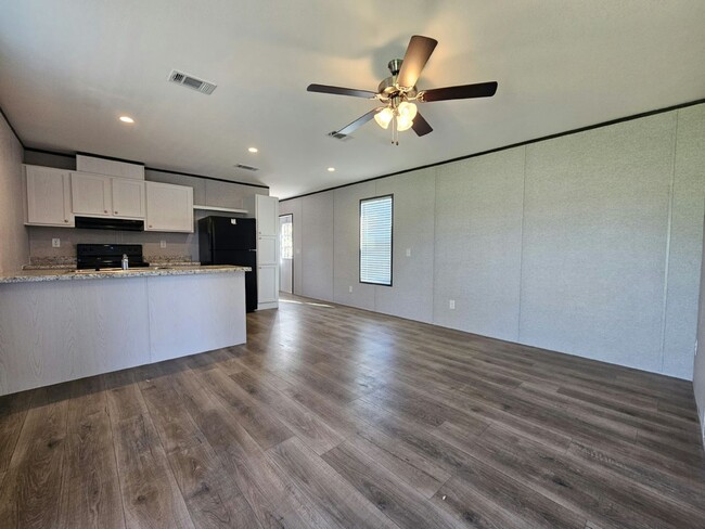 519 Suwanee Dr in North Fort Myers, FL - Building Photo - Building Photo