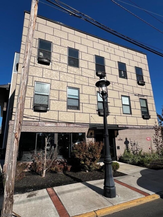 22 Center St in Metuchen, NJ - Building Photo - Building Photo