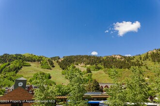 447 E Cooper Ave in Aspen, CO - Foto de edificio - Building Photo