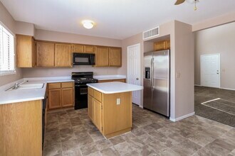 7512 Hickory Hills Dr in Las Vegas, NV - Foto de edificio - Building Photo