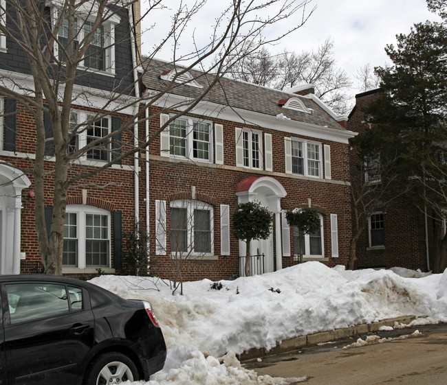 4005 Davis Pl NW in Washington, DC - Building Photo - Building Photo