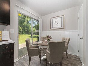Meadowview Apartments & Townhomes in Greensboro, NC - Building Photo - Building Photo