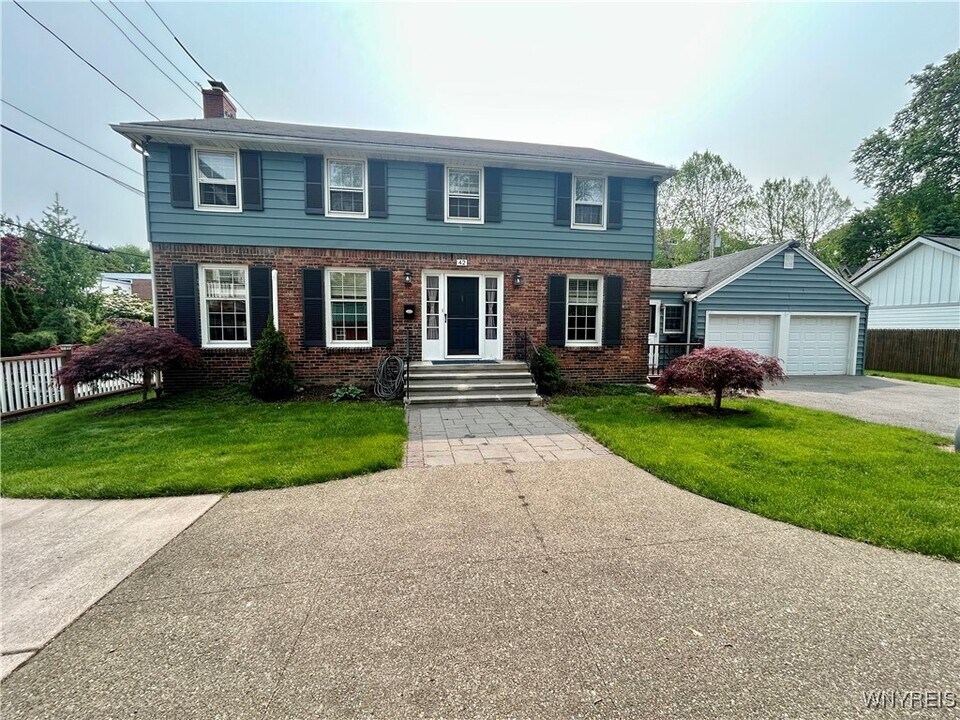 42 Oakland Pl in Buffalo, NY - Building Photo
