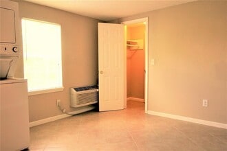 422 W Burleson St in Wharton, TX - Building Photo - Building Photo
