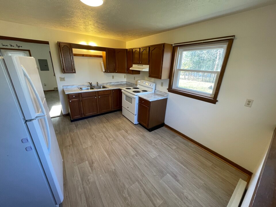 327 Centreville Pike, Unit 327 in Slippery Rock, PA - Foto de edificio