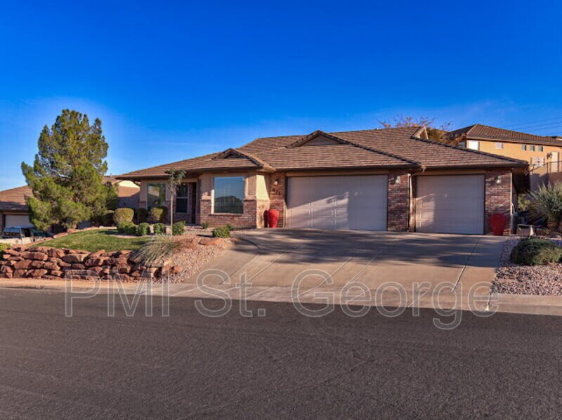 621 Rolling Hills Dr in Saint George, UT - Building Photo
