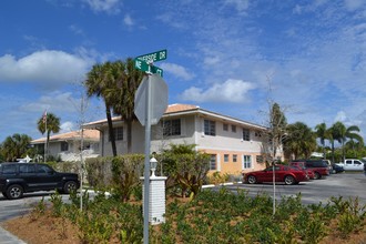 Camellia House in Pompano Beach, FL - Foto de edificio - Building Photo