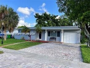 6660 NW 25th St in Sunrise, FL - Building Photo - Building Photo