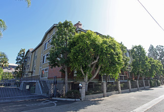 Regent Court in Tarzana, CA - Foto de edificio - Building Photo