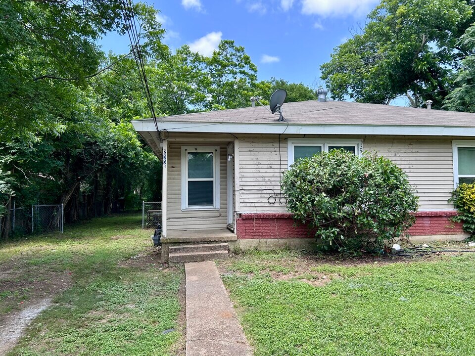 203 Madison St, Unit A in Cleburne, TX - Building Photo