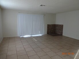 1045 W Newgrove St in Lancaster, CA - Building Photo