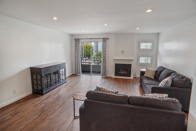 11230 Peach Grove St, Unit 206 in North Hollywood, CA - Building Photo - Building Photo