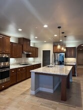 1082 W Quail Rock Way in Hanford, CA - Building Photo - Building Photo