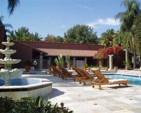 1345 Cabrillo Park Dr in Santa Ana, CA - Foto de edificio - Building Photo