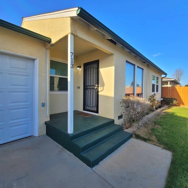 713 E Boone St, Unit A in Santa Maria, CA - Foto de edificio - Building Photo