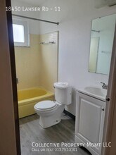 18450 Lahser Rd, Unit 11 in Detroit, MI - Foto de edificio - Building Photo