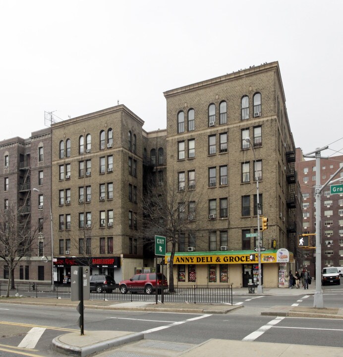 2075 Grand Concourse in Bronx, NY - Foto de edificio