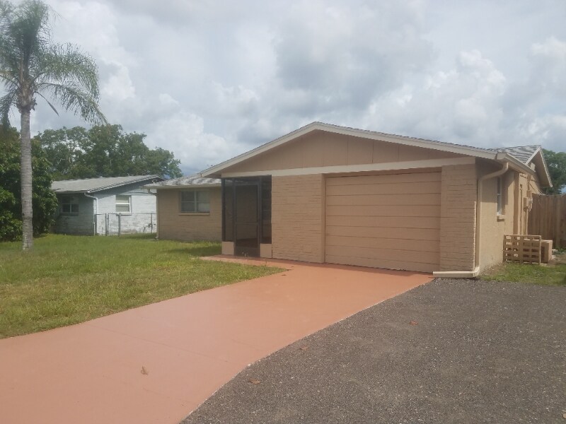 3338 Seffner Dr in Holiday, FL - Foto de edificio