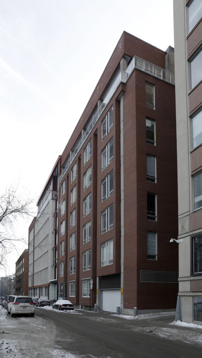 1200 Saint-Alexandre in Montréal, QC - Building Photo