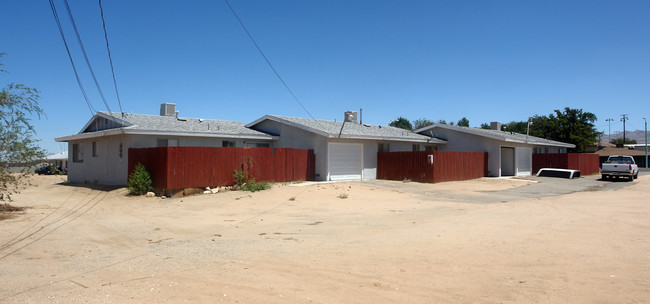 13444 Navajo Rd in Apple Valley, CA - Foto de edificio - Building Photo