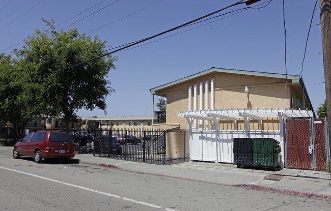 Bermuda Gardens in San Leandro, CA - Foto de edificio - Building Photo