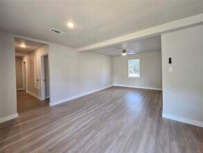 205 Gaskins St in Hawkins, TX - Foto de edificio - Building Photo