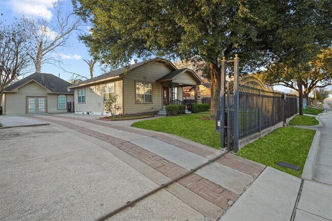 1615 Airline Dr in Houston, TX - Building Photo - Building Photo