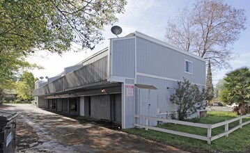 540 S Broadway in Escondido, CA - Foto de edificio - Building Photo