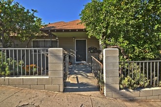 377 Douglas St in Los Angeles, CA - Building Photo - Building Photo