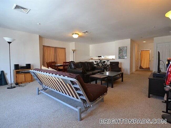 8 Glencoe St, Unit 6 in Boston, MA - Foto de edificio - Building Photo