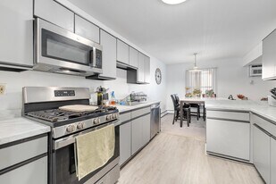 5 Riverview Ct in Secaucus, NJ - Building Photo