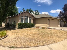 2937 Farmington Ave in Medford, OR - Building Photo