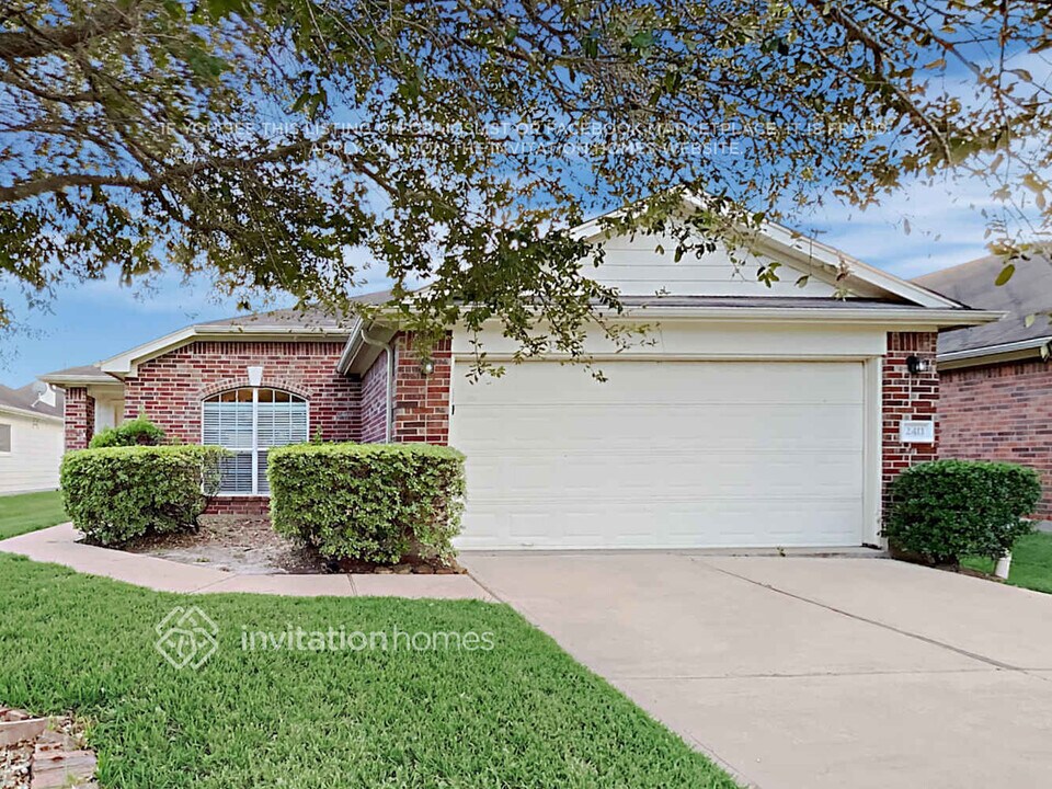 2411 Cardinal Elm St in Fresno, TX - Foto de edificio