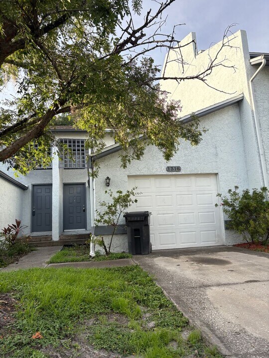 1316 Mountain View Dr in Tampa, FL - Foto de edificio