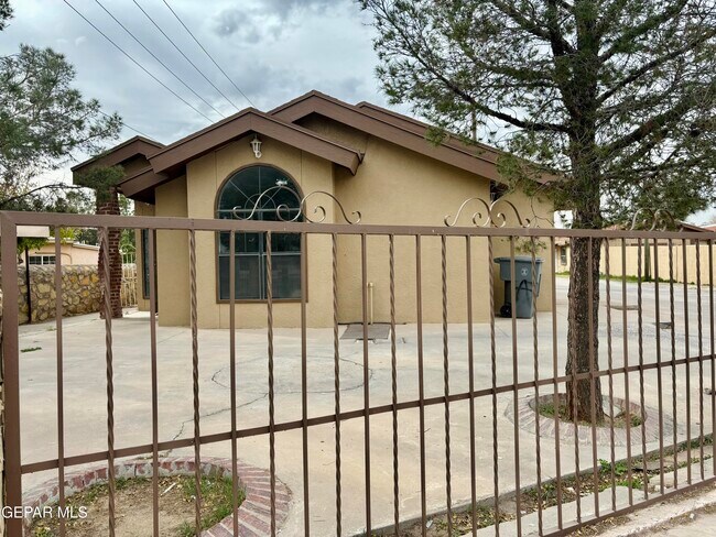 7956 San Jose Rd in El Paso, TX - Building Photo - Building Photo