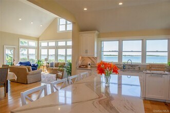 2450 Peters Neck Rd in Orient, NY - Building Photo - Building Photo