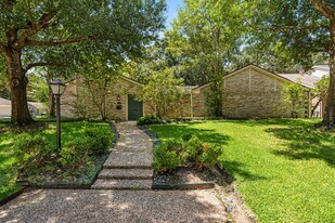 13703 Queensbury Ln in Houston, TX - Building Photo