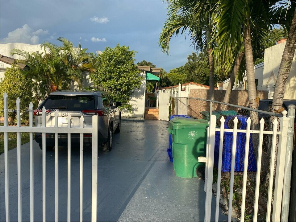 1631 NW 29th Ave in Miami, FL - Building Photo