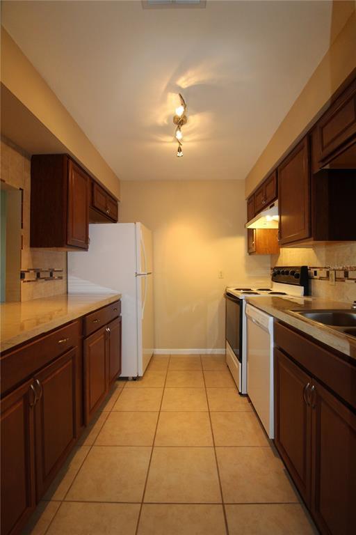 5509 Fountain Lake Cir in Bradenton, FL - Building Photo - Building Photo