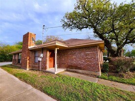 2202 Bolivar St in Denton, TX - Building Photo