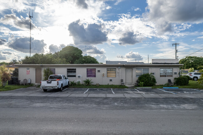 4400 SW 23rd St in West Park, FL - Foto de edificio - Building Photo