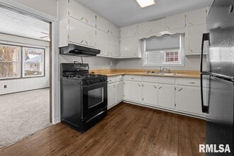 1916 33rd St in Moline, IL - Building Photo - Building Photo