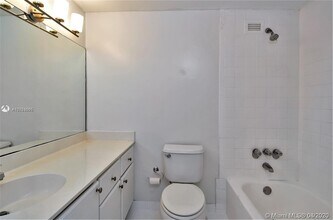 1000 West Ave, Unit 1423 in Miami Beach, FL - Building Photo - Building Photo