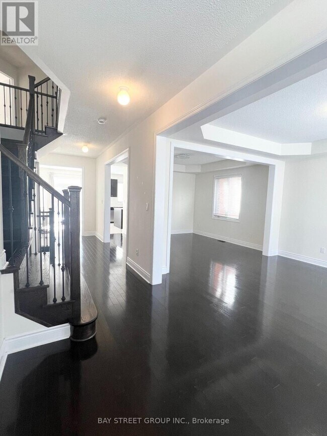 1018 Wilbur Pipher Cir in Newmarket, ON - Building Photo - Building Photo