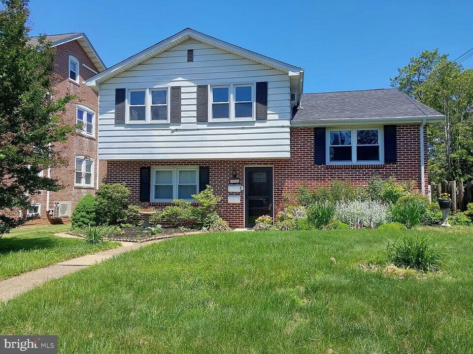 121 E 5th St in Lansdale, PA - Building Photo