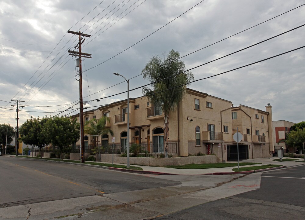 8828 Darby Ave in Northridge, CA - Building Photo